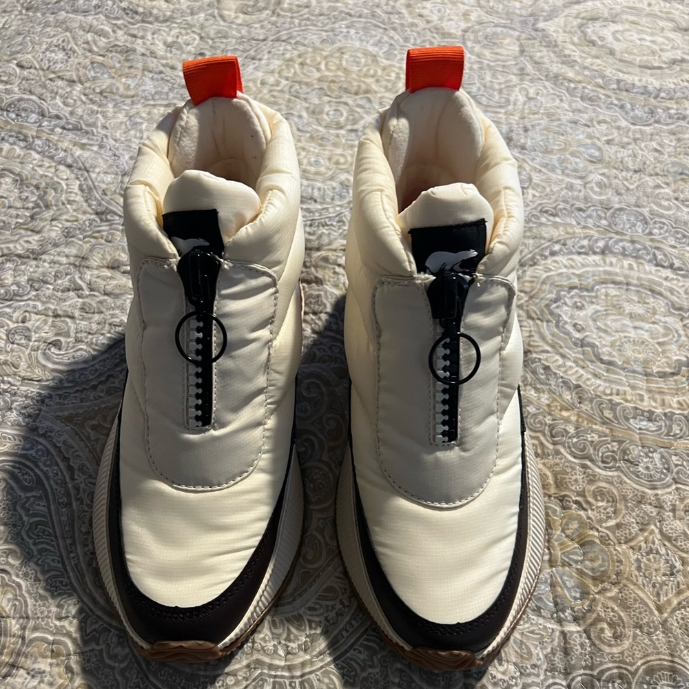Sorrel Out N About Puffy III zip up shoes